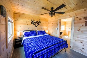 1 habitación, escritorio, tabla de planchar con plancha y cuna de viaje 