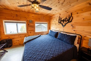 1 habitación, escritorio, tabla de planchar con plancha y cuna de viaje 