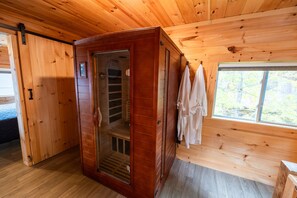 Sauna - Ioneta - Cabin 2 · Lawrence`s Lakeside Cabins | `Ioneta` Waterfront Retreat + Private Sauna (Rockwood)