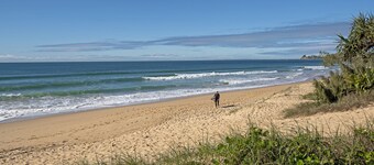 Beachside beauty - walk to surf, lake & cafés