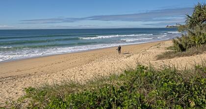 Beachside beauty - walk to surf, lake & cafés