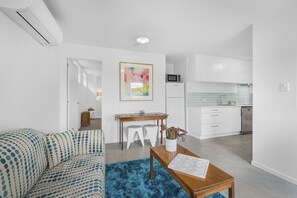 Standard Apartment | Living area | 50-inch flat-screen TV with digital channels - Cosy Cottesloe (Lindisfarne)