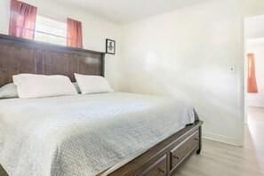 2 quartos, escrivaninha, ferros/tábuas de passar roupa, berço de viagem