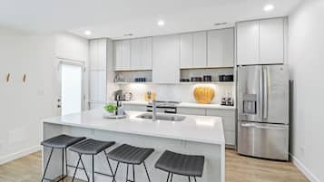 Micro-ondes, four, plaque de cuisson, lave-vaisselle