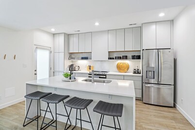 Beautiful Brick Home|HotTub|KingBed|FirePit|BBQ|70"TV|NuLu|