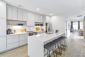 Mikrowelle, Ofen, Herdplatte, Geschirrspüler