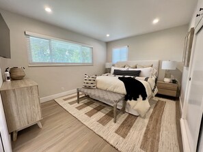 3 bedrooms, desk, WiFi, bed sheets