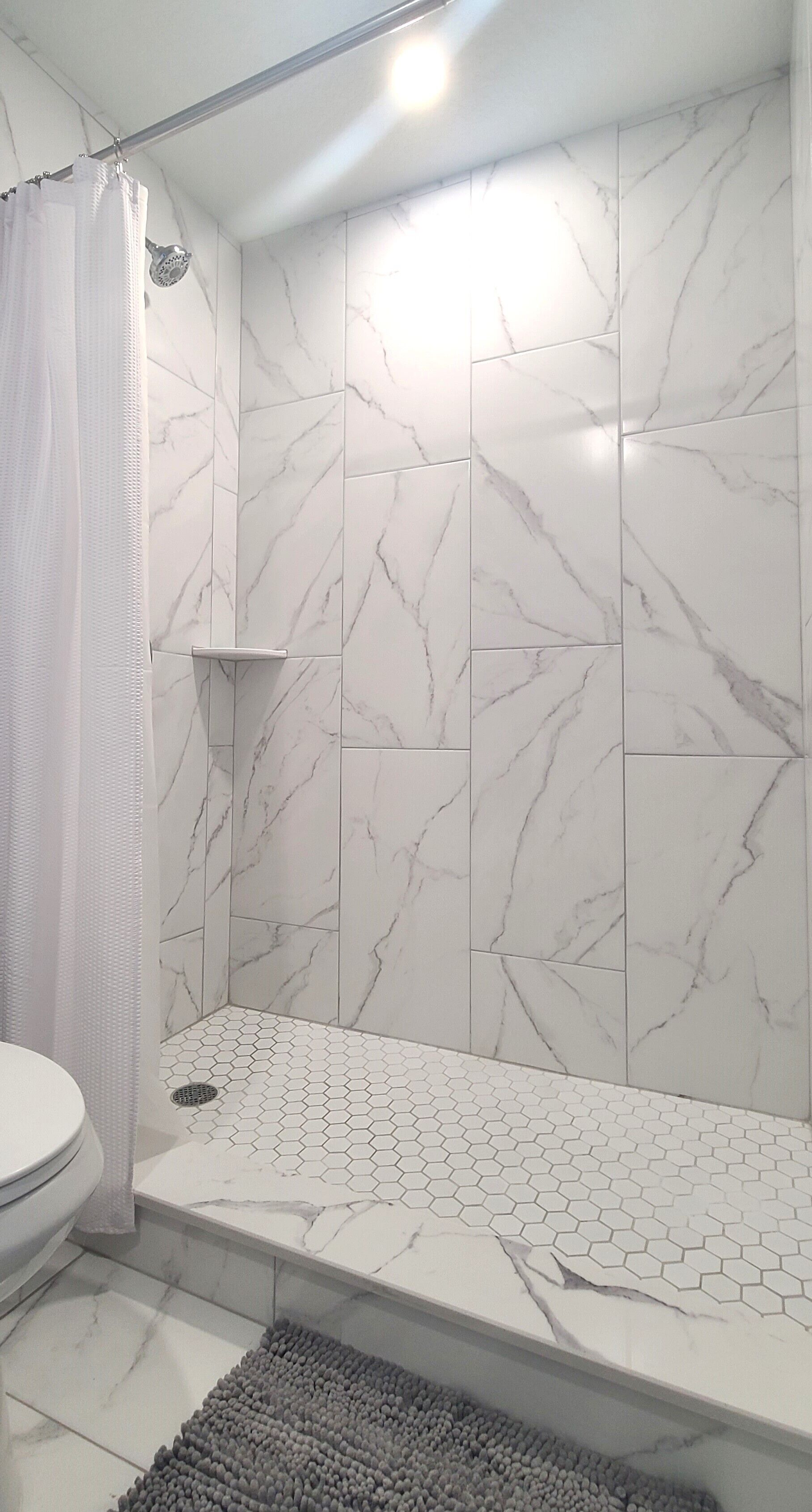 Een douche, een haardroger, handdoeken, zeep