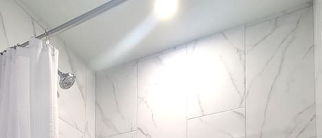 Regadera, secadora de cabello, toallas, jabón