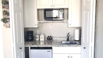 Refrigerador, microondas, cafetera/tetera, tetera/pava eléctrica