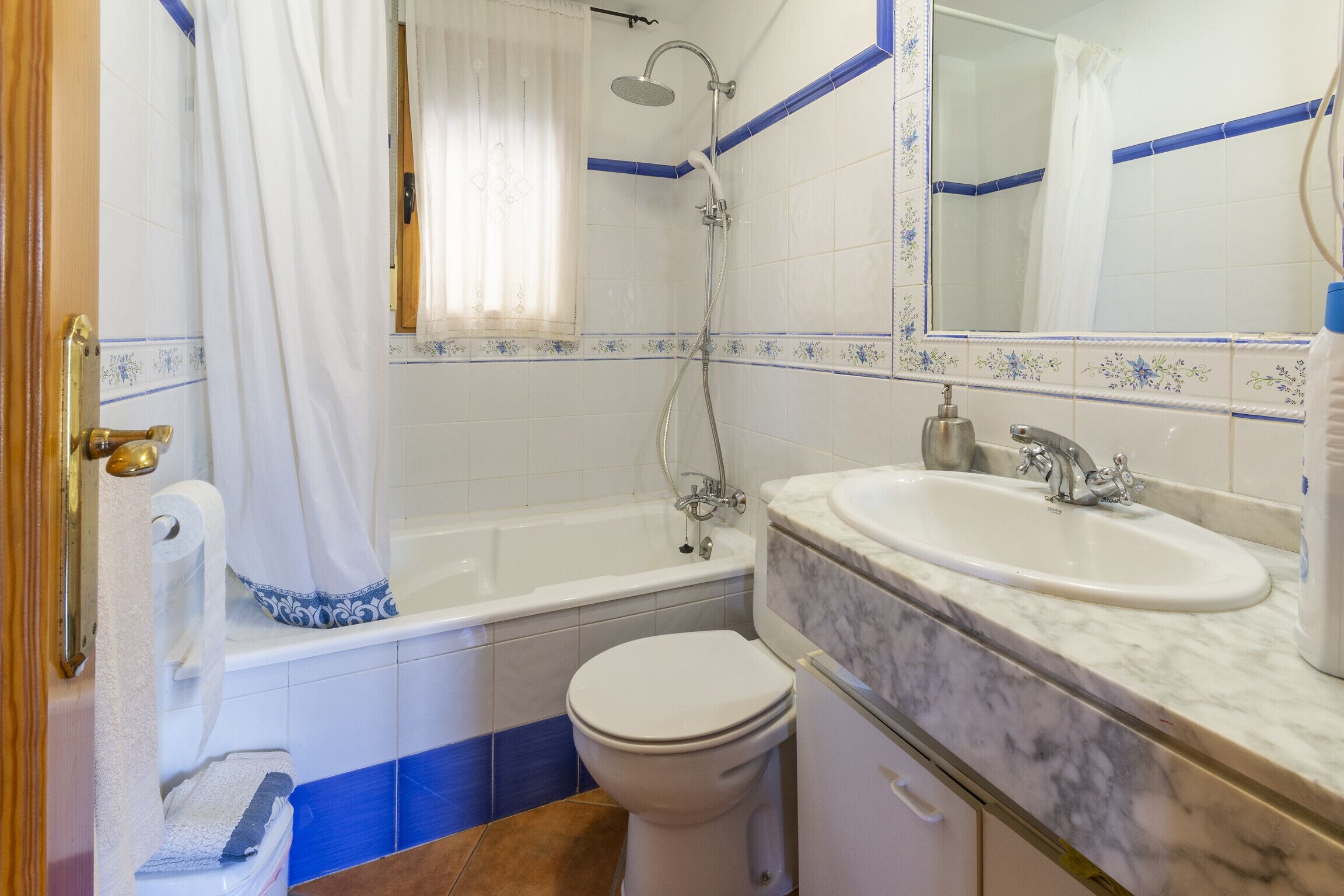 Une salle de bain avec une baignoire, des toilettes et un lavabo.