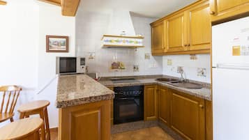 Frigorífico, microondas, horno y placa de cocina