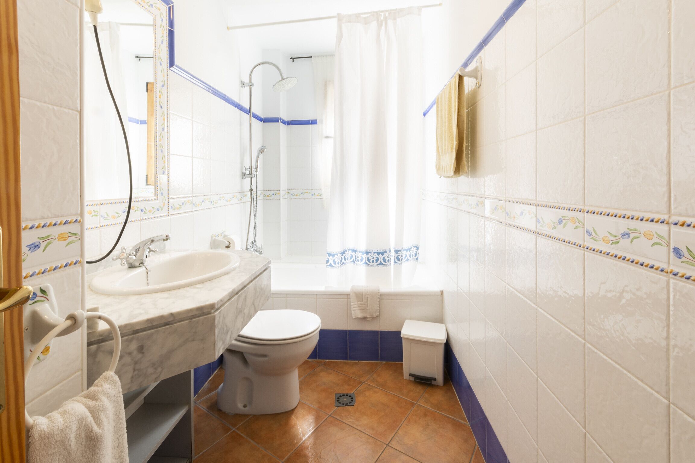 Combined shower/tub, hair dryer, towels