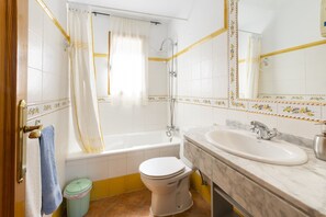 Bañera con ducha, secador de pelo, toallas