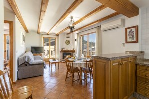 TV, fireplace - CARREBAIX III - Apartment with stunning views and free WiFi. (Orba)