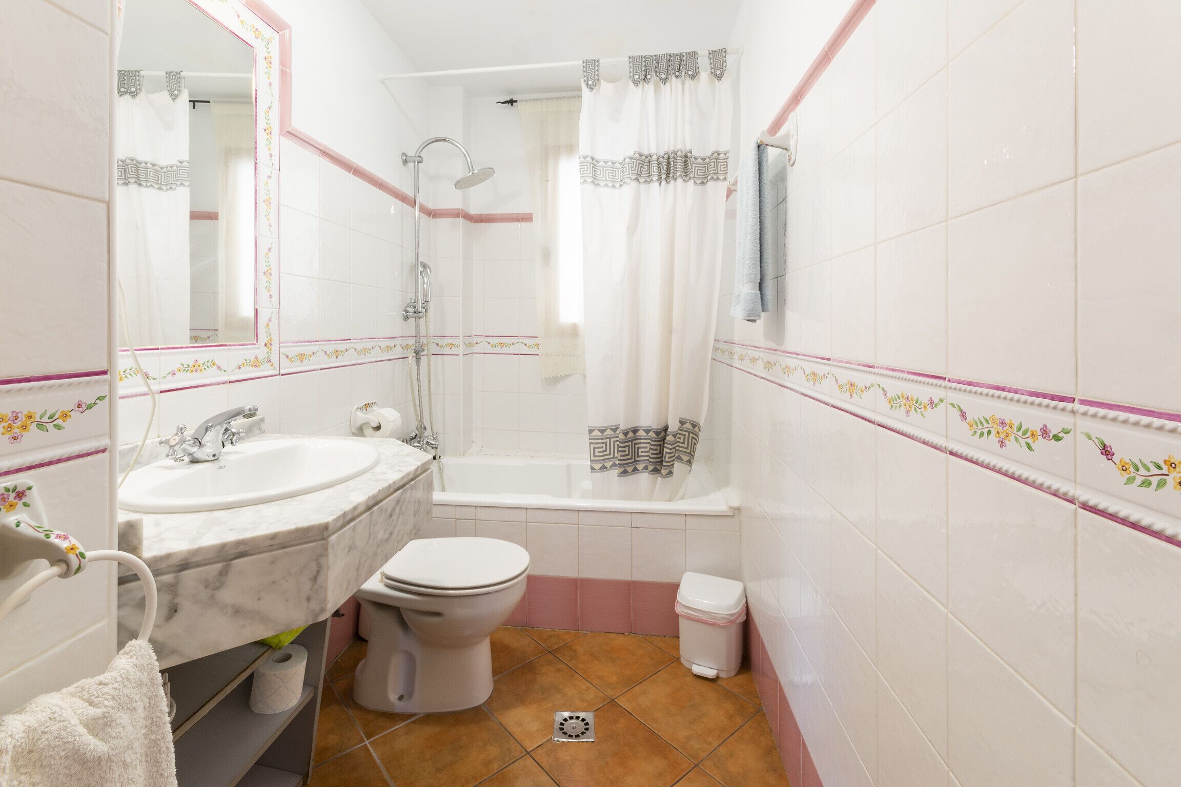 Un baño con lavamanos, inodoro y bañera.