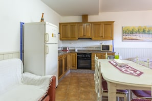 Fridge, microwave, oven, stovetop - CARREBAIX V - Cosy studio with free WiFi. (Orba)
