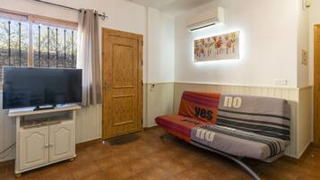 Een televisie en een open haard