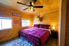 1 habitación, escritorio, tabla de planchar con plancha y cuna de viaje 