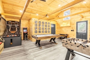 Games room - Ripple - Cabin 3 · Lawrence`s Lakeside Cabins | Kayaks and Arcade Game (Rockwood)
