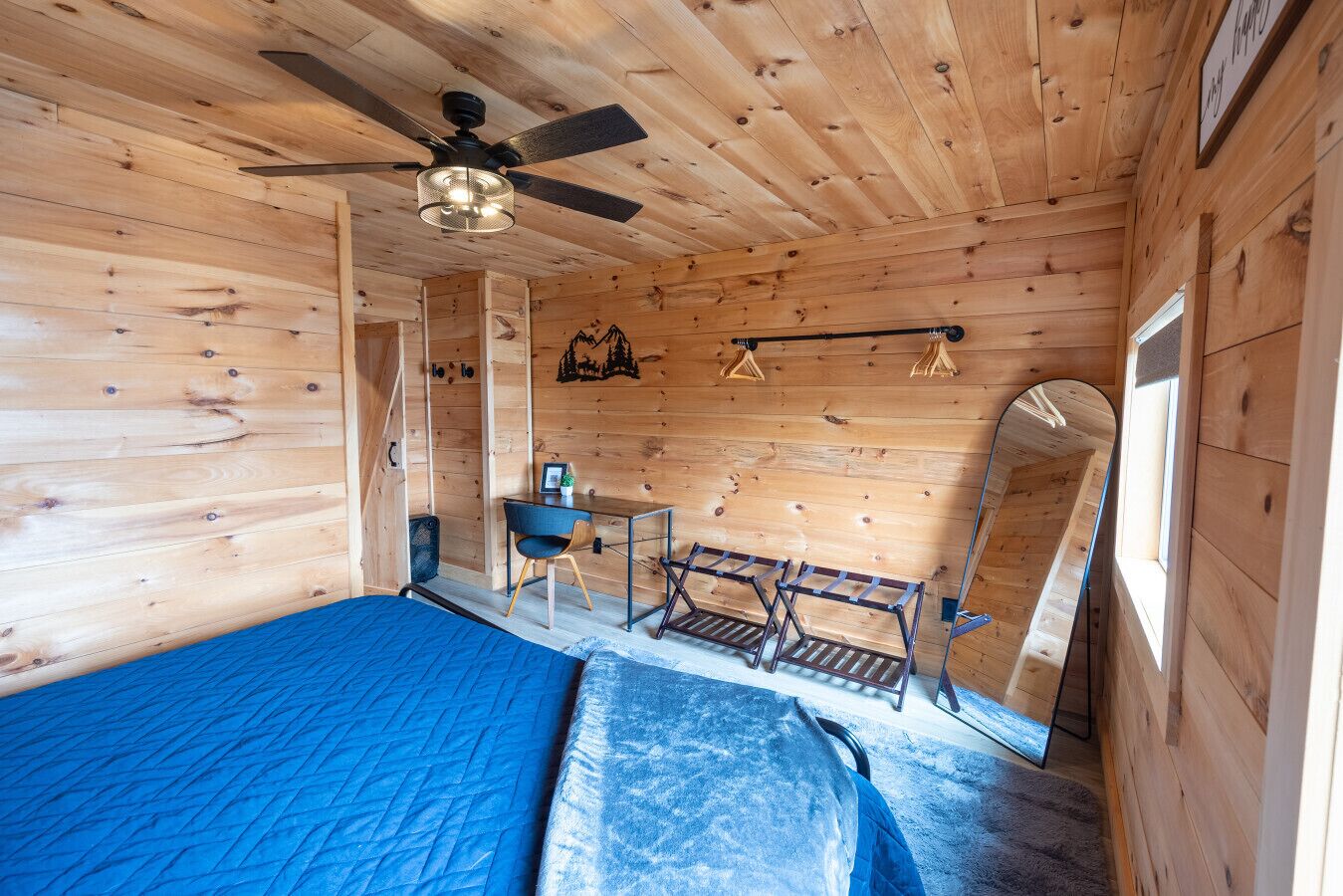 1 slaapkamer, een bureau, een strijkplank/strijkijzer, reisbedje