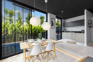 华丽套房 | 起居区 | 42-英寸LED 电视（配备数码频道）、电视、Netflix