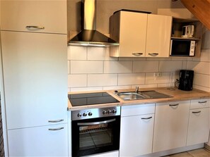 Kühlschrank, Mikrowelle, Ofen, Herdplatte