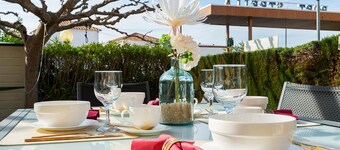 Vacation rental in Roses, Costa Brava: Large house with pool and garden, 1200m from the beach. Book now for an unforgettable vacation!