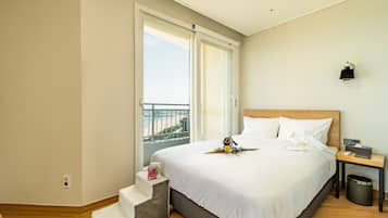 Quarto casal premier, vista para o oceano (Pet Friendly) | Opções para refeição no quarto