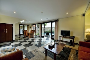 Villa (One Bedroom Private Pool Villa with B) | Área de sala de estar | Televisión de pantalla plana y reproductor de DVD 