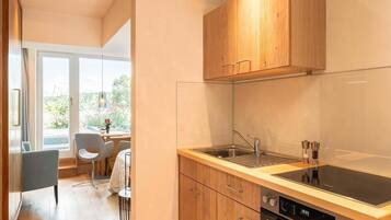 Kühlschrank, Ofen, Herdplatte, Wasserkocher mit Kaffee-/Teezubehör