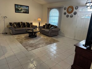 Una televisión de pantalla plana, un reproductor de DVD