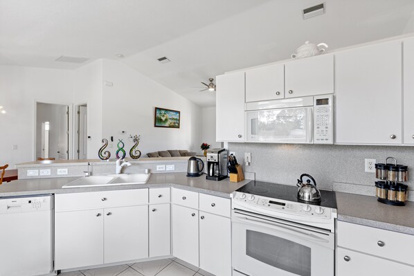 Jääkaappi, mikroaaltouuni, uuni, liesi