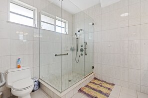 Shower, hair dryer, towels, soap - Cheerful & Vibrant Home Near Mineral Springs (North Port)