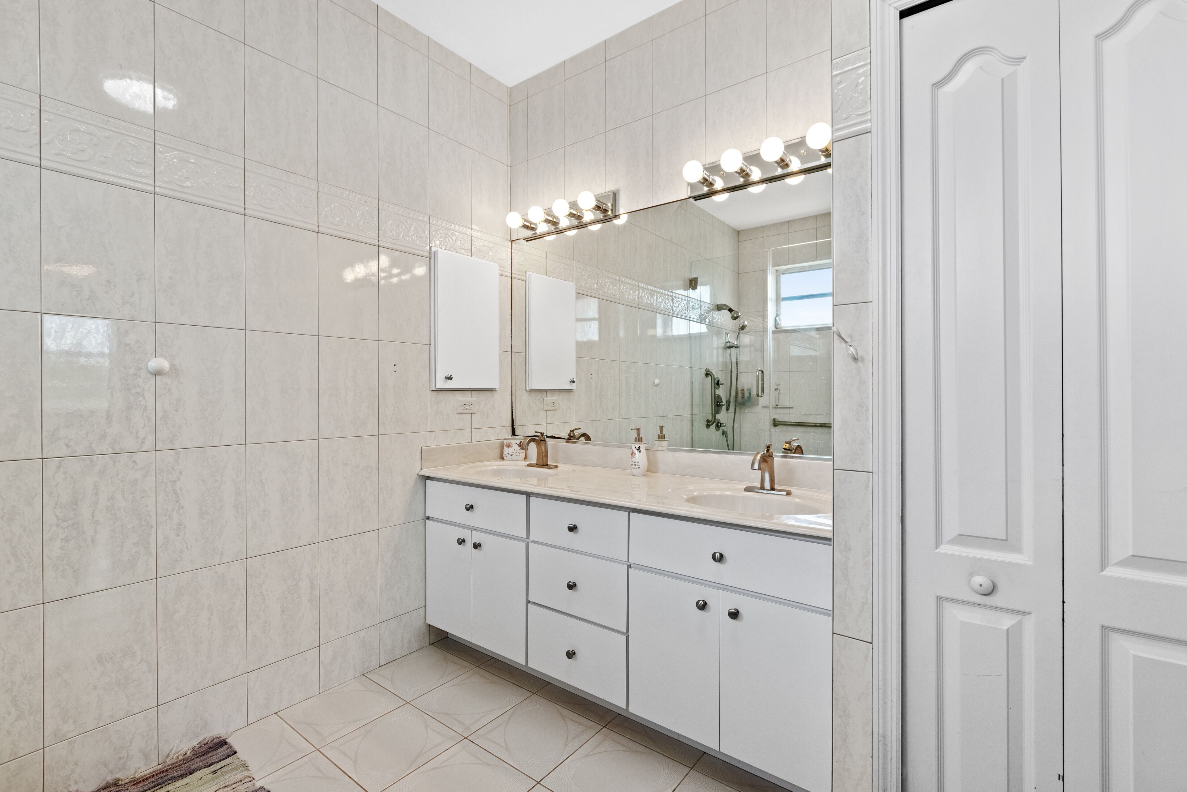 Dusch, hårtork, handdukar och tvål