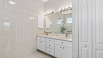 Dusch, hårtork, handdukar och tvål