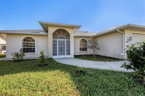 Exterior - Cheerful & Vibrant Home Near Mineral Springs (North Port)