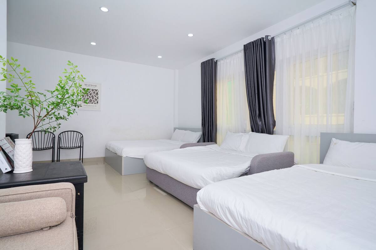 Habitación triple familiar | Artículos del minibar gratis, escritorio, wifi gratis y ropa de cama