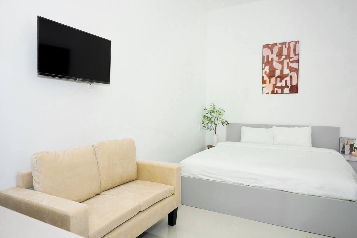 Phòng đôi Deluxe, 1 giường cỡ king, quang cảnh núi | Minibar với thức ăn, đồ uống miễn phí, bàn, phòng cách âm