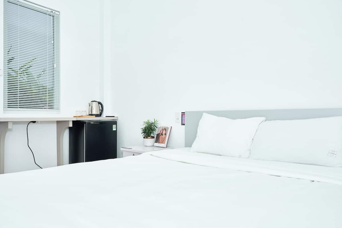 Phòng đôi Deluxe, 1 giường cỡ queen | Minibar với thức ăn, đồ uống miễn phí, bàn, phòng cách âm