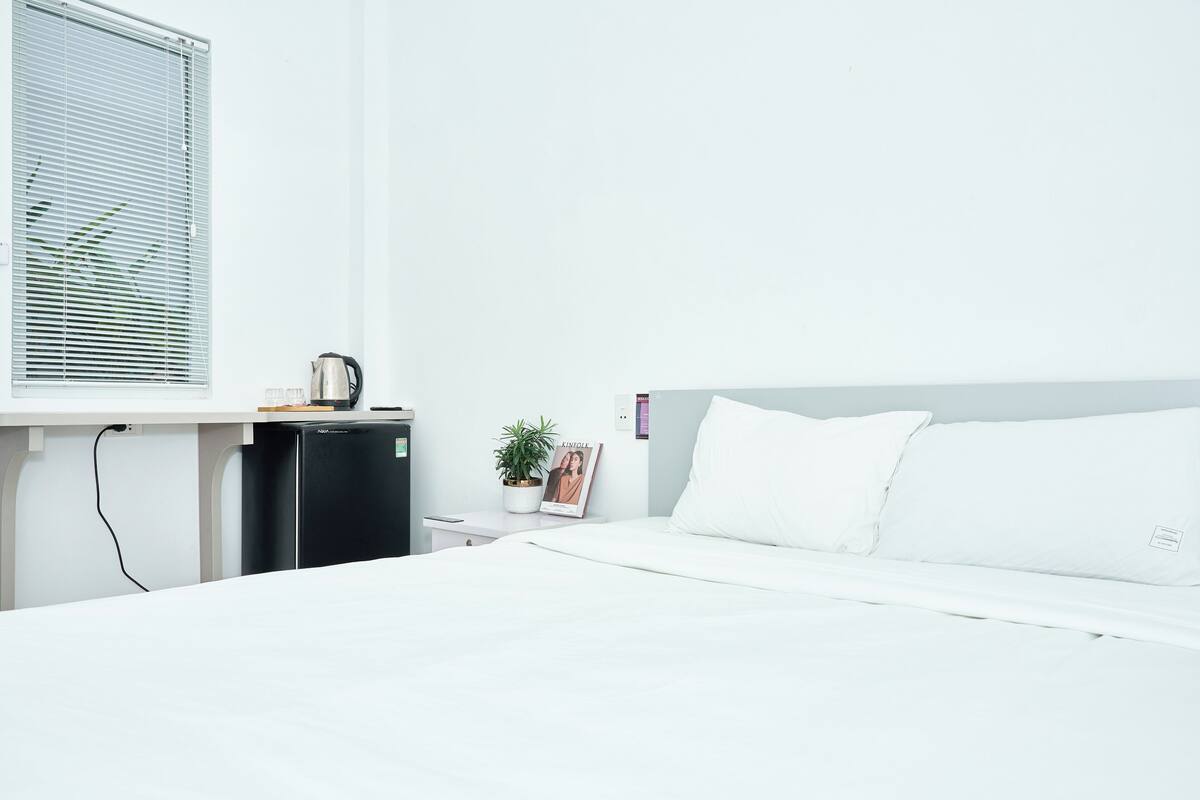 Habitación doble Deluxe, 1 cama Queen size | Artículos del minibar gratis, escritorio, wifi gratis y ropa de cama