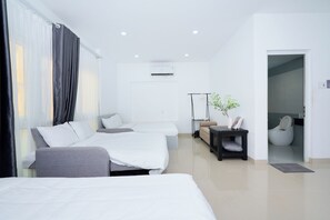 Familien-Dreibettzimmer | Minibar (mit einigen kostenlosen Artikeln), Schreibtisch