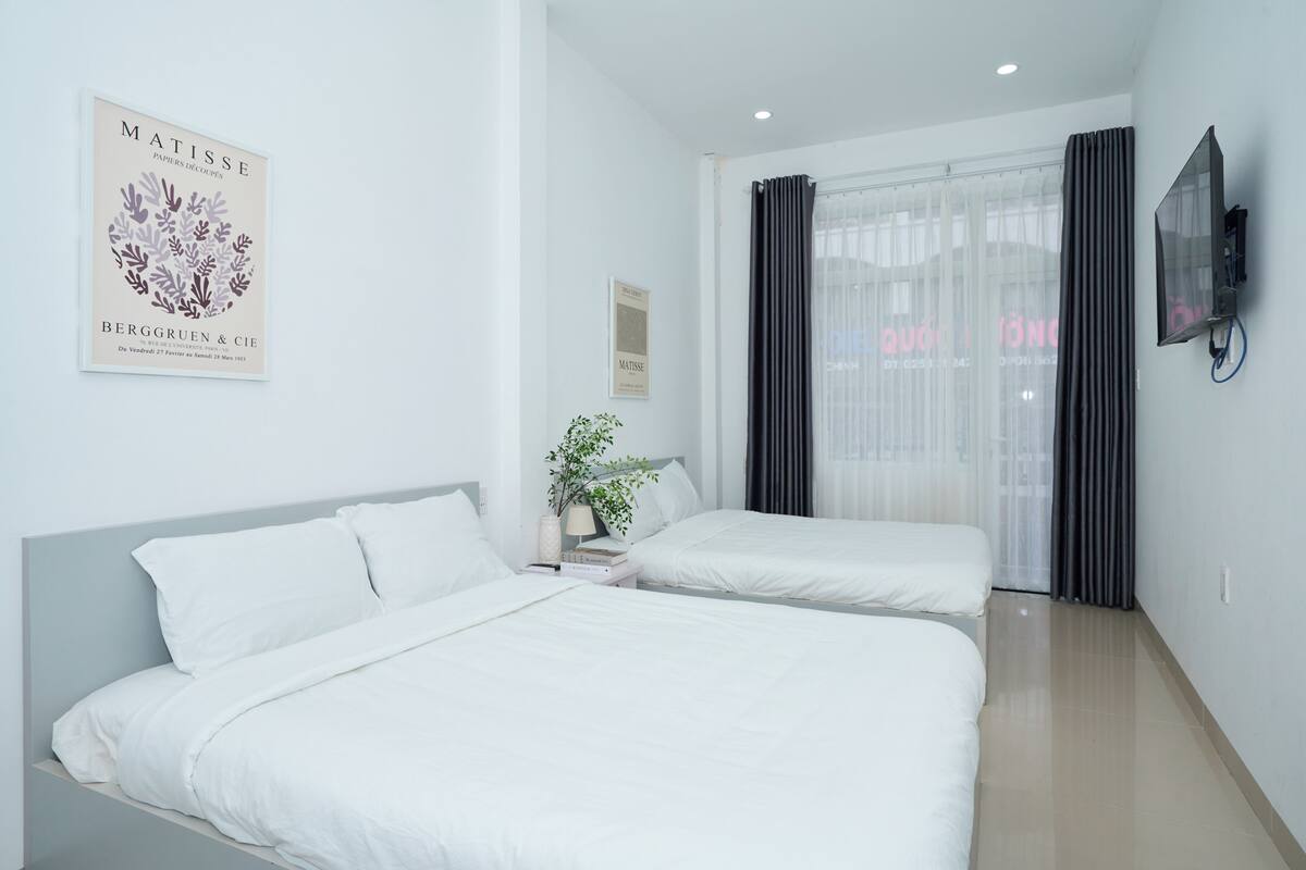Habitación familiar con 2 camas individuales | Artículos del minibar gratis, escritorio, wifi gratis y ropa de cama
