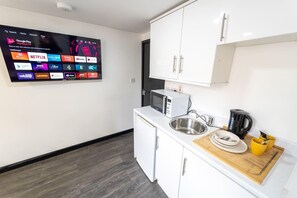 Fridge, microwave, oven, stovetop - Studio close to Selly Oak train station (Birmingham)