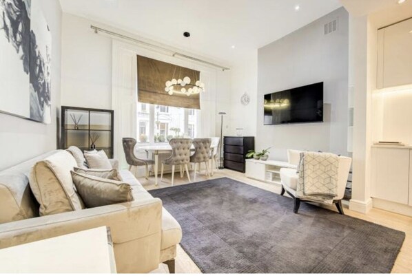 TV - Chelsea - 2Bed Apartment - sleeps 4 - Pet Friendly (London)