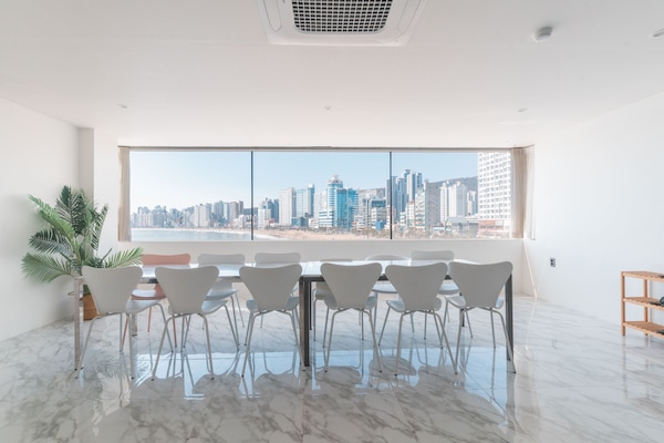 Familienapartment, 3 Schlafzimmer, Meerblick, am Strand | Essbereich im Zimmer