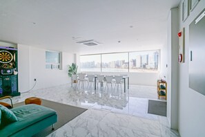 Familienapartment, 3 Schlafzimmer, Meerblick, am Strand | 3 Schlafzimmer, individuell dekoriert, individuell eingerichtet