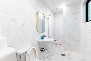 Familienapartment, 3 Schlafzimmer, Meerblick, am Strand | Badezimmer | Dusche, Regendusche, Haartrockner, Hausschuhe