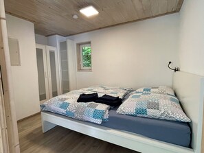 Una camera da letto con un letto, una finestra e un armadio.