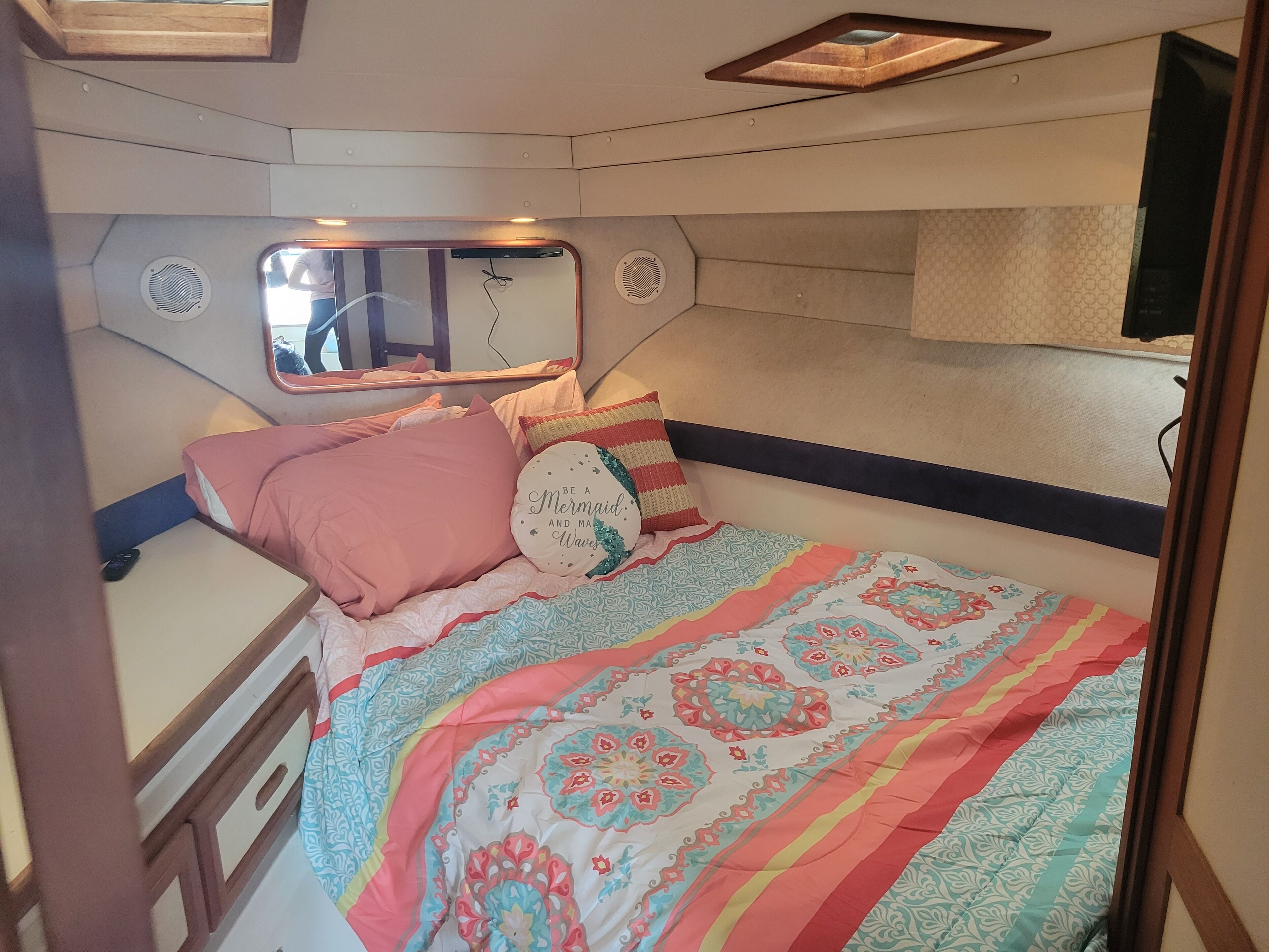 Charlotte Jean - 33ft Cozy Carver Mariner- Unique Stay on the Water
